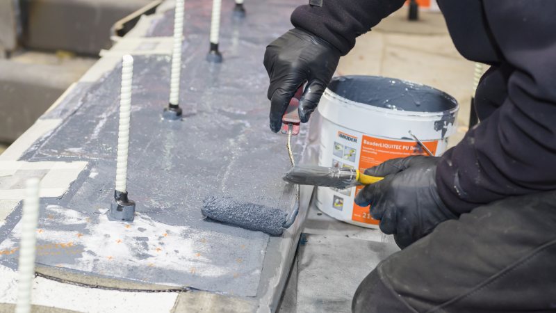 Der weiterentwickelte Flüssigkunststoff lässt sich einfacher verarbeiten (Bild: Bauder).