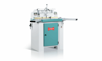 Über digitale Anzeigen an den Nutfräsmaschinen können Parameter wie Frästiefen, Werkstückbreiten und -höhen eingestellt werden (Bild: Hoffmann).