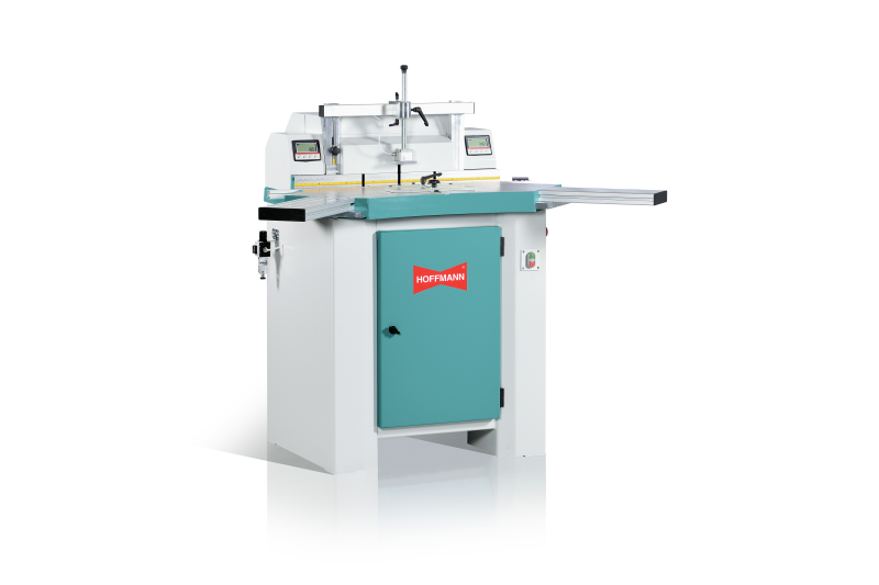 Über digitale Anzeigen an den Nutfräsmaschinen können Parameter wie Frästiefen, Werkstückbreiten und -höhen eingestellt werden (Bild: Hoffmann).