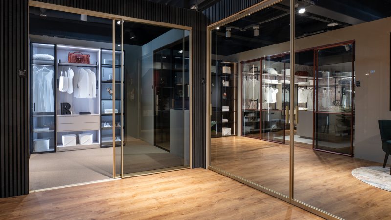 Das erweiterte Portfolio für Stauraum- und Schrankgestaltung sowie eine Pivottür in Übergröße ermöglichen die Gestaltung anspruchsvoller Stilwelten (Bild: raumplus).