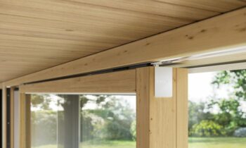 Der motorische Antrieb ist komplett verdeckt liegend integriert (Bild: Siegenia).