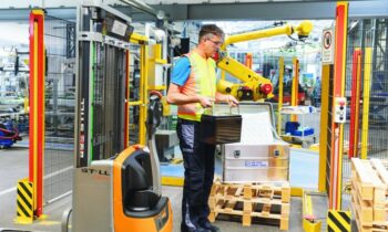 Auch unhandliche Industrieakkus können sicher gelagert und transportiert werden (Bild: Zarges).