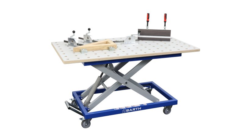 Mithilfe des Hubtischs lassen sich körperliche Belastungen reduzieren (Bild: Barth).