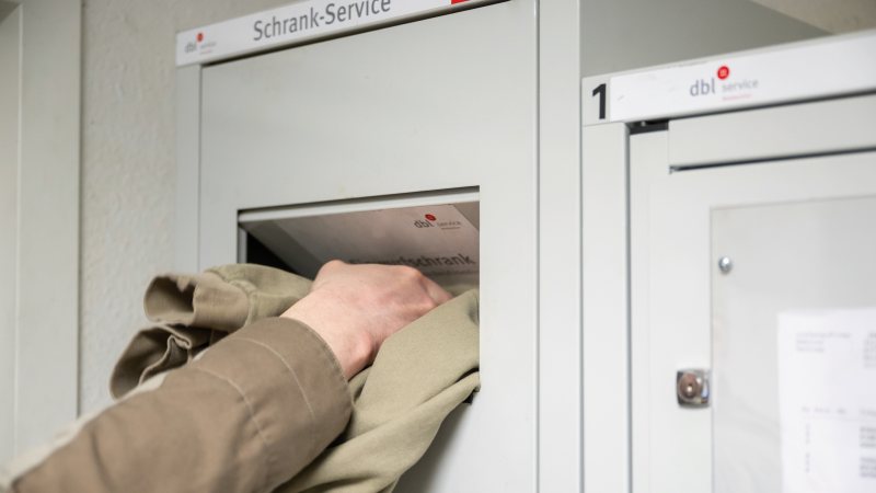 Abwurfbehälter und Schranksysteme im Mietservice ermöglichen die getrennte Unterbringung von schmutziger und hygienisch gepflegter Berufskleidung (Bild: DBL).