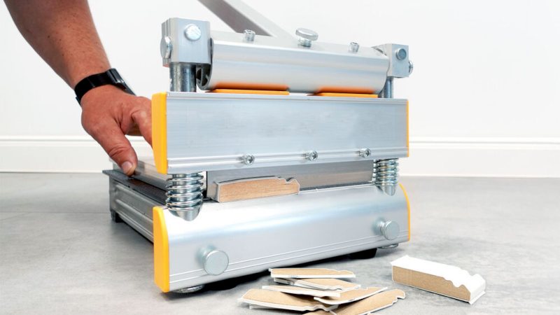 Das Profilschneidegerät ermöglicht millimetergenaue, saubere Schnitte ganz ohne Schattenfugen (Bild: Döllken).