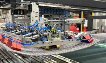 Mithilfe der angepassten Nadelgreifer lassen sich sowohl quadratische als auch rechteckige Teppichfliesen mit demselben Handlinggerät verarbeiten (Bild: Fipa).