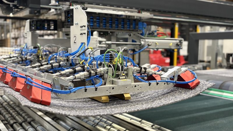 Mithilfe der angepassten Nadelgreifer lassen sich sowohl quadratische als auch rechteckige Teppichfliesen mit demselben Handlinggerät verarbeiten (Bild: Fipa).