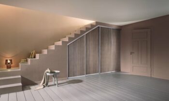 Auch für maßgeschneiderte Einbausituationen, etwa für Nischen unter Treppen oder die effiziente Nutzung von Dachschrägen, sind Schiebetürsysteme geeignet (Bild: Häfele).
