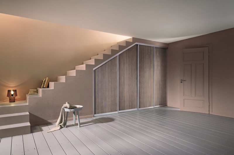 Auch für maßgeschneiderte Einbausituationen, etwa für Nischen unter Treppen oder die effiziente Nutzung von Dachschrägen, sind Schiebetürsysteme geeignet (Bild: Häfele).