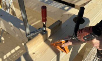 Die Nebenträger wurden über Hilfslatten vorfixiert und anschließend mit den Holzbauschrauben kraftschlüssig verbunden (Bild: Heco).
