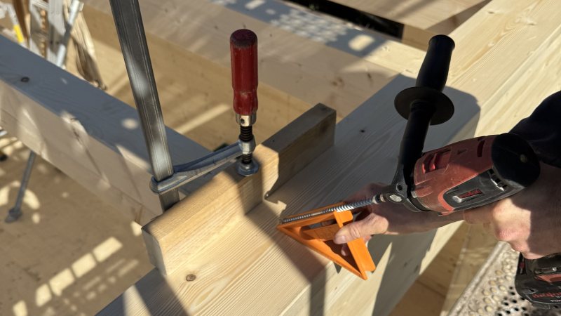 Die Nebenträger wurden über Hilfslatten vorfixiert und anschließend mit den Holzbauschrauben kraftschlüssig verbunden (Bild: Heco).