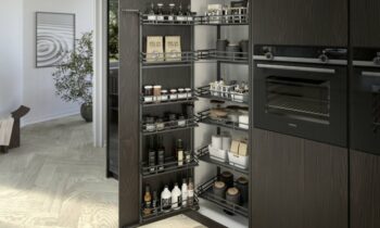 Der Schwenkauszug garantiert z. B. auch im hinteren Bereich des Hochschranks Ordnung und ergonomischen Zugriff auf alle Vorräte (Bild: Hettich).