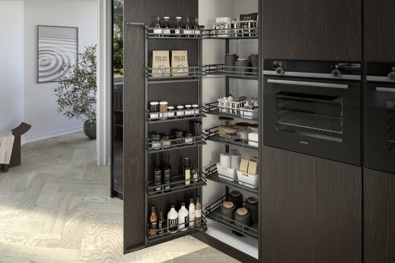 Der Schwenkauszug garantiert z. B. auch im hinteren Bereich des Hochschranks Ordnung und ergonomischen Zugriff auf alle Vorräte (Bild: Hettich).