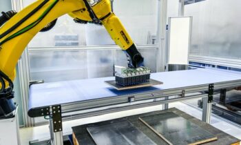 Das Kit besteht aus einem applikationsspezifischen Vakuumgreifer, einem 3D-Kamerasystem sowie einer KI-gestützten Software (Bild: J. Schmalz GmbH).