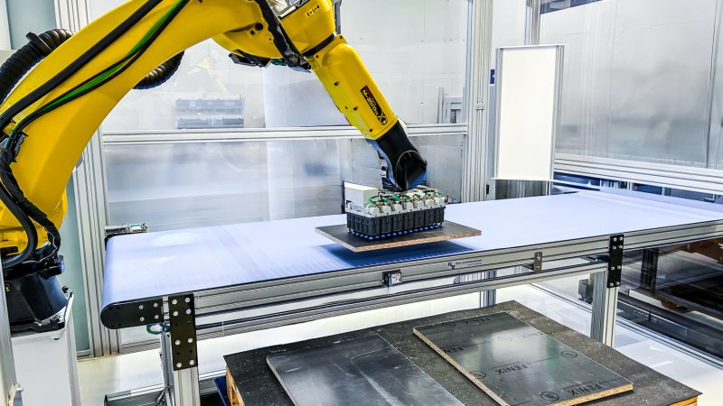 Das Kit besteht aus einem applikationsspezifischen Vakuumgreifer, einem 3D-Kamerasystem sowie einer KI-gestützten Software (Bild: J. Schmalz GmbH).