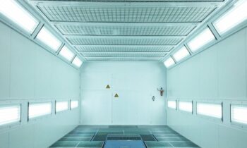 Nicht nur stromsparend, sondern auch besser: Lackierkabine nach der Umstellung auf LED-Beleuchtung (Bild: Jung-Leuchten).