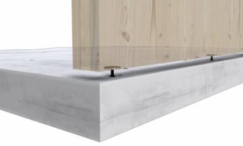 Ohne Ausgleichsplättchen sichert die Montagehilfe eine präzise Montage des ersten Bauteils an die Betonbodenplatte (Bild: Sihga).