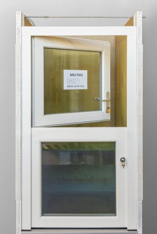 Prüfkörper der Ausführungsvariante mit Schwelle, zweiteilige Klöntür (Rettungsöffnung) nach außen öffnend (Bild: Variotec).