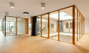 Beispiel für eine Brandschutzverglasung in Holzrahmen im Haus der Religionen Bern (Bild: Vetrotech/Olaf Rohl).