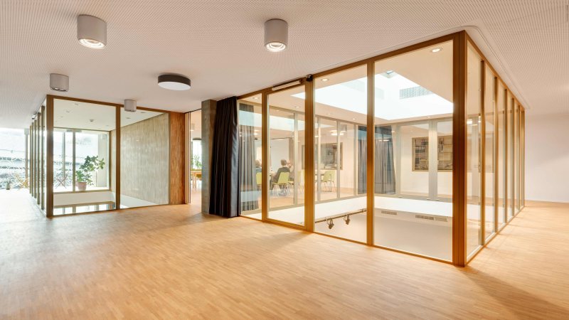 Beispiel für eine Brandschutzverglasung in Holzrahmen im Haus der Religionen Bern (Bild: Vetrotech/Olaf Rohl).