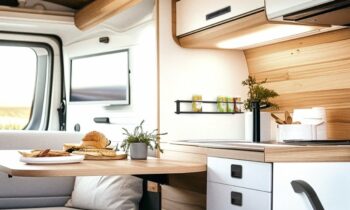 Die Beschläge und durchdachten Systemlösungen sind für Caravans, Campervans, Reisemobile und den Bootsausbau konzipiert (Bild: confurn).