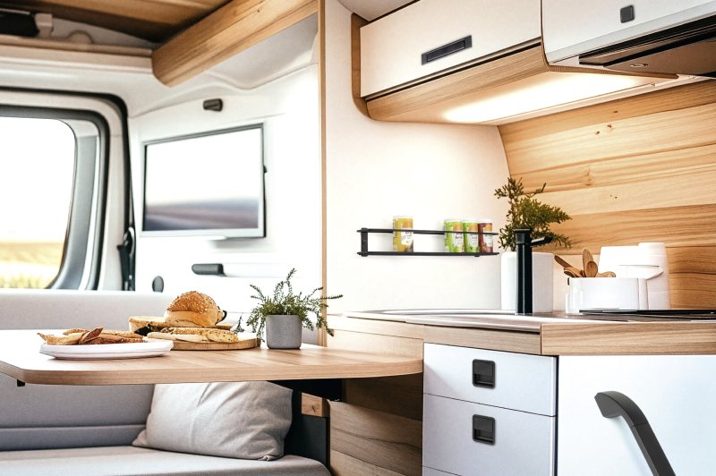 Die Beschläge und durchdachten Systemlösungen sind für Caravans, Campervans, Reisemobile und den Bootsausbau konzipiert (Bild: confurn).