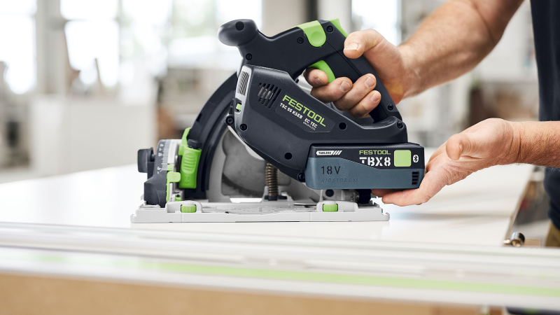 Mit dem 8,0-Ah-Lithium-Ionen-Akku bietet die Tauchsäge eine sehr hohe Leistung bei gleichzeitig langer Laufzeit (Bild: Festool).