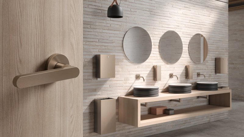 Die Design-Türdrücker sind jetzt mit hochwertigen PVD-Oberflächen erhältlich (Bild: Hewi).