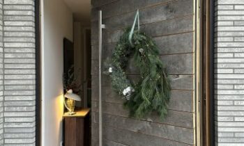 Die Pivottür richtet sich an Bauherren und Planer, die die Haustür als integralen Bestandteil der Architektur verstehen (Bild: Kowa).