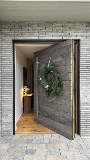 Die Pivottür richtet sich an Bauherren und Planer, die die Haustür als integralen Bestandteil der Architektur verstehen (Bild: Kowa).