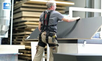 Die Hebehilfe entlastet dauerhaft den Rücken und andere stark beanspruchte Körperpartien (Bild: Mafell).