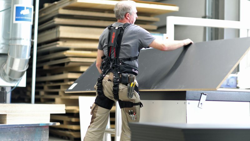 Die Hebehilfe entlastet dauerhaft den Rücken und andere stark beanspruchte Körperpartien (Bild: Mafell).