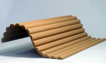 Auf Wunsch bietet das Unternehmen auch die komplette Verarbeitung der Riffel- und Profilplatten für maßgefertigte Möbel und Innenausbauten an (Bild: Niedermeier).