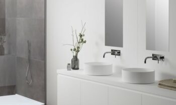 Maßgefertigte Badmöbel von Speedmaster (Bild: Himacs).