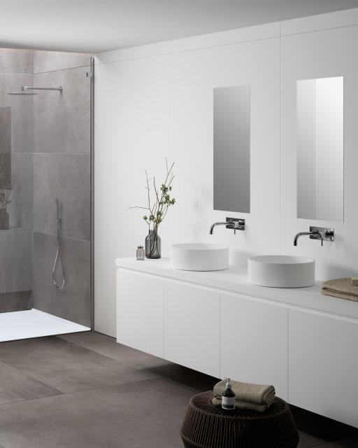 Maßgefertigte Badmöbel von Speedmaster (Bild: Himacs).