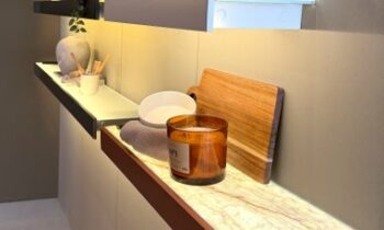 Das beleuchtete Funktionsboard ist individuell konfigurierbar (Bild: Wessel).