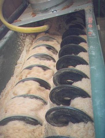 Mit den achsenlosen Förderspiralen erfolgt der Transport effizient und wartungsarm (Bild: Wildfellner).