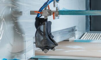 Applikation des neuen Wasser-UV-Lacks (Bild: Plantag/Jordan Lacke).