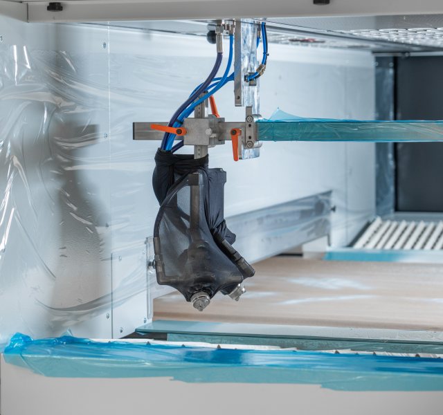 Applikation des neuen Wasser-UV-Lacks (Bild: Plantag/Jordan Lacke).