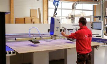 Dank »VacuMaster Wood« können auch große Platten präzise und mühelos gehandhabt werden (Bild: J. Schmalz GmbH).