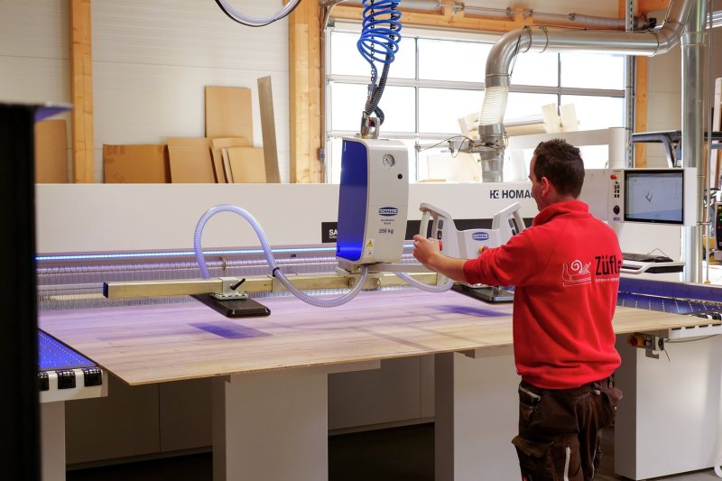 Dank »VacuMaster Wood« können auch große Platten präzise und mühelos gehandhabt werden (Bild: J. Schmalz GmbH).