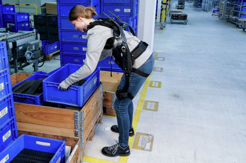 Das Rumpfbeuge-Exoskelett »Mate UBA« entlastet gezielt den unteren Rücken bei Hebetätigkeiten (Bild: J. Schmalz GmbH).