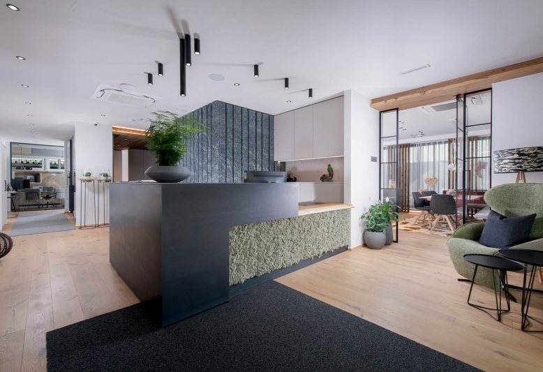 Gemeinsam mit Innenarchitekten hat MZE Konzepte erarbeitet, um »Werkraum« auf individuellen Flächen kompakt zu präsentieren. Mit moderaten Investitionen schaffen Betriebe eine kompakte Ausstellungsfläche, um Kunden in ihrer Werkstatt zu ergänzender Handelsware zu beraten (Bild: MZE).