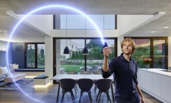 Die Zentralsteuerung erlaubt die intelligente Steuerung und Vernetzung smarter Lösungen rund um die Gebäudehülle via Matter sowie per KNX (Bild: Siegenia).