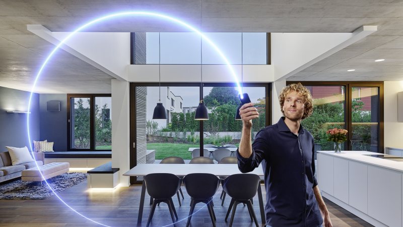 Die Zentralsteuerung erlaubt die intelligente Steuerung und Vernetzung smarter Lösungen rund um die Gebäudehülle via Matter sowie per KNX (Bild: Siegenia).