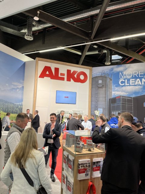 Reger Publikumsverkehr auf dem Holz-Handwerk-Messestand (Bild: AL-KO).