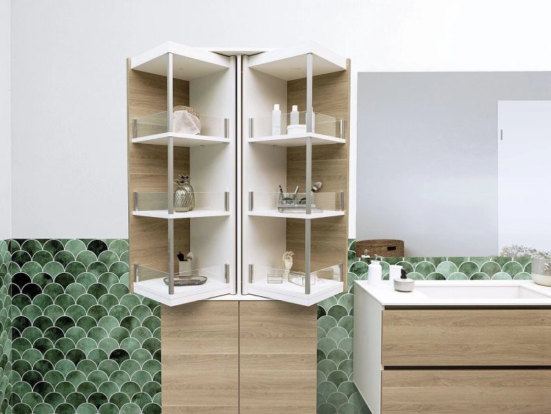 Das Dreh-Schwenk-System »FurnSpin« bietet Schreinereien/Tischlereien Potenziale für einzigartige Möbelstücke. Im Bild ein Badmöbel mit doppelseitig drehbarem »FurnSpin«-Hochschrank (Bild: Hettich).