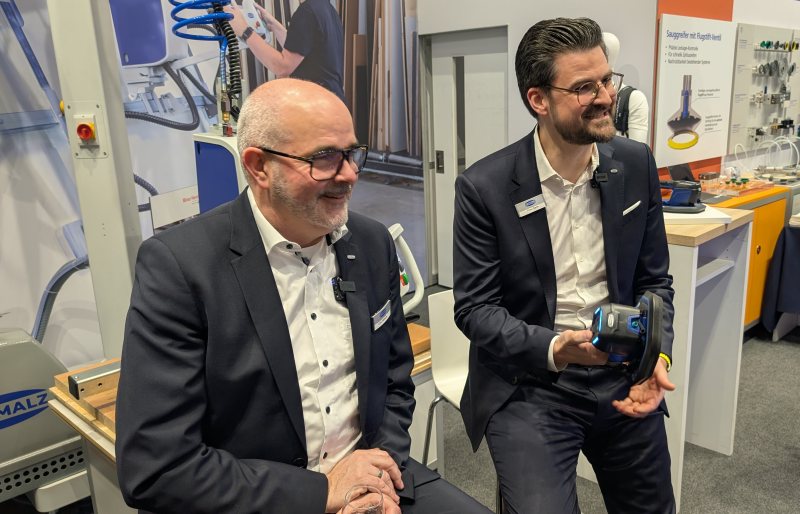 Eric Wilhelm (li.), Leiter des Geschäftsfelds Handhabung, und Timo Gans, Leiter Unternehmenskommunikation bei Schmalz, präsentieren den handlichen Saugheber auf der Holz-Handwerk (Bild: Kuhn).