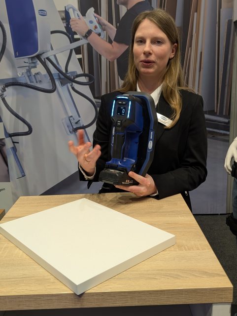 Eva Faulhaber, Referentin des Leiters Geschäftsfeld Handhabung, erläutert auf der Holz-Handwerk 2026 die Details des Saughebers (Bild: Kuhn).