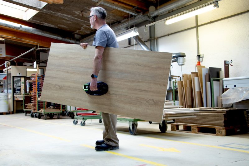 Auch unhandliche Werkstücke lassen sich mit dem neuen Saugheber einfach und prozesssicher bewegen (Bild: J. Schmalz GmbH).